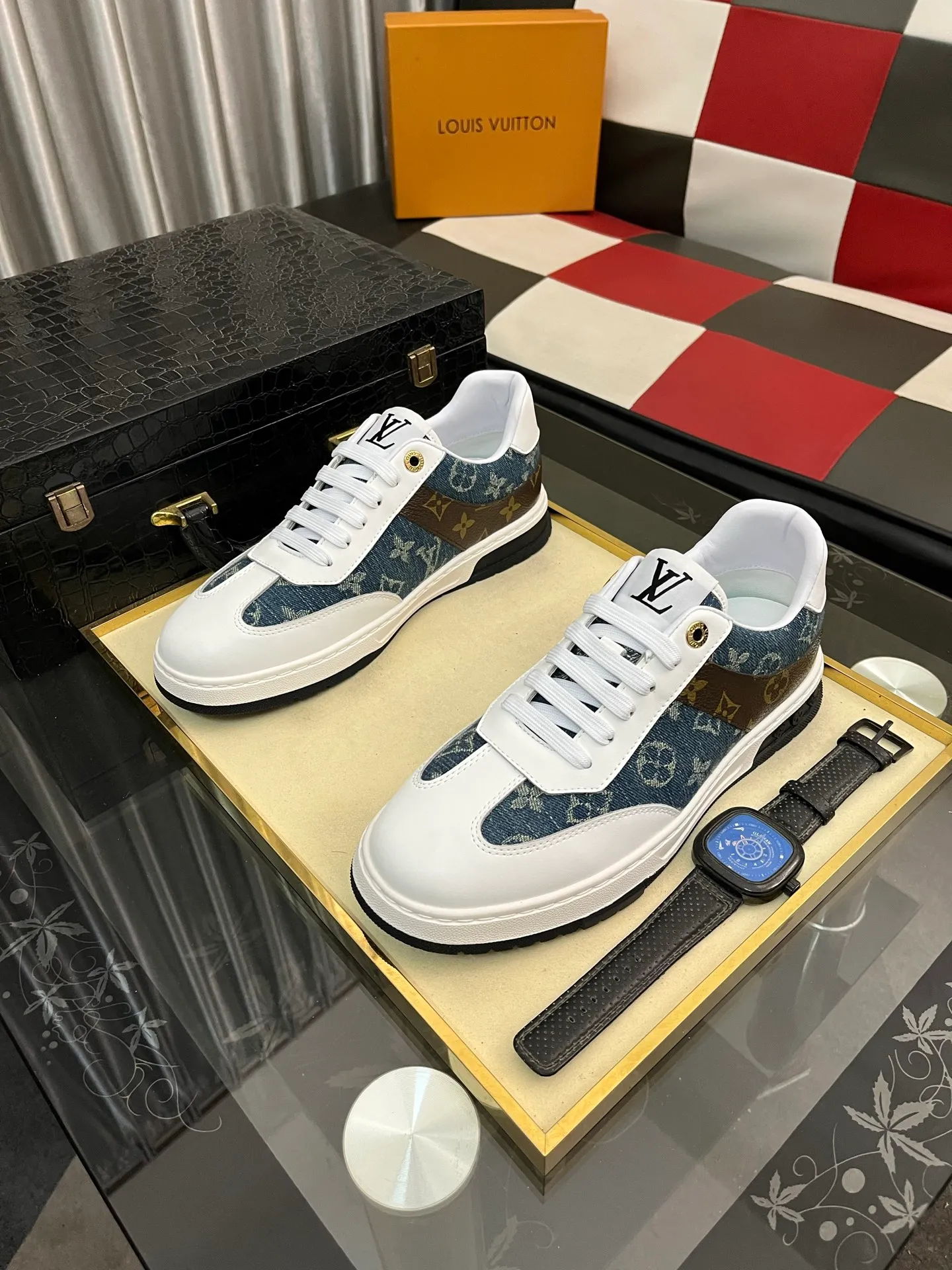 Men's shoes 💰400⌚️⌚️《Louis vuitton/LV Louis Vuitton》original quality.~ Unique modern style sneakers. 🏃A must-have casual shoe for trendy men😍😍 Original brand imported from Italy, imported original leather, cowhide lining (refuses to discolor and grind feet) sole: original sole provided by the original factory, French lazy style design ⚠️Fit to the feet, original quality, super comfortable original sole. Code number: 38-442️⃣Colors available